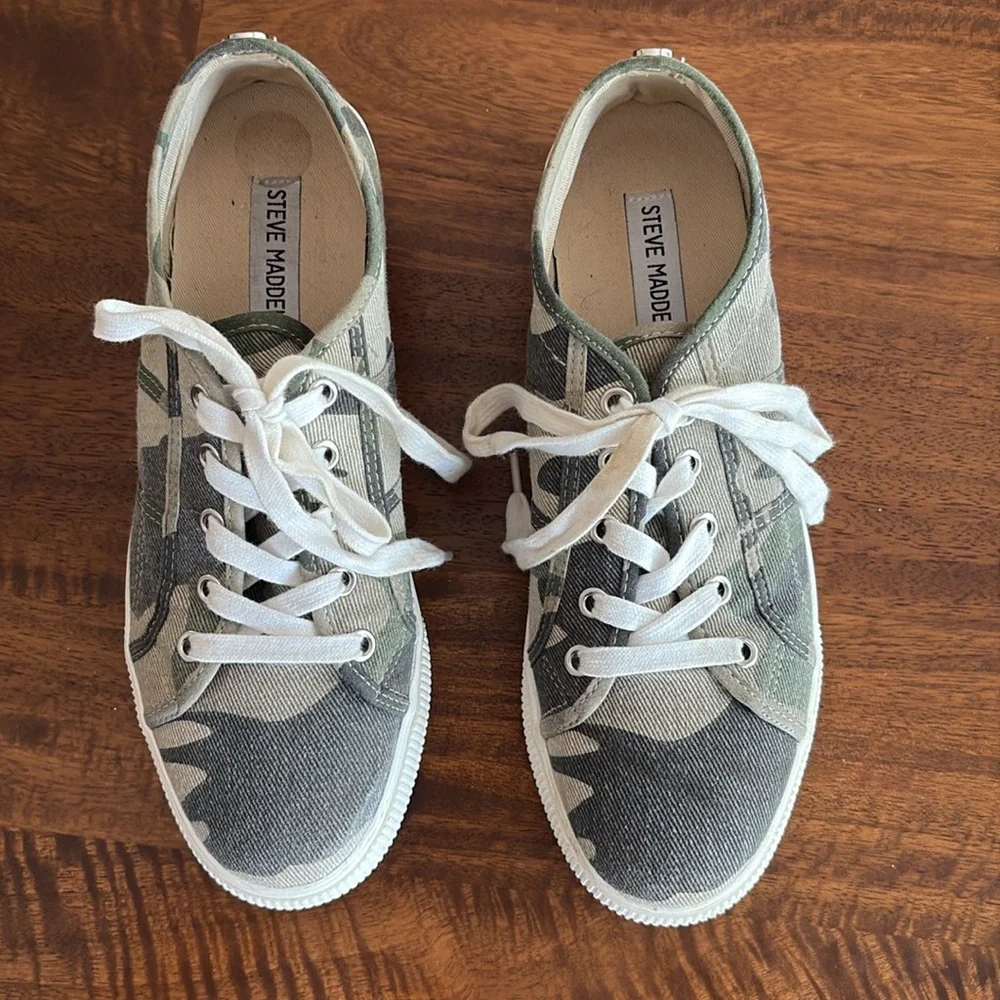 Steve Madden Emmi Camo Print Platform Sneakers - Picture 3 of 9